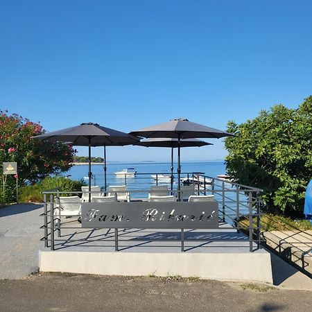 Apartments & Rooms Fam Ribaric Banjol Bagian luar foto