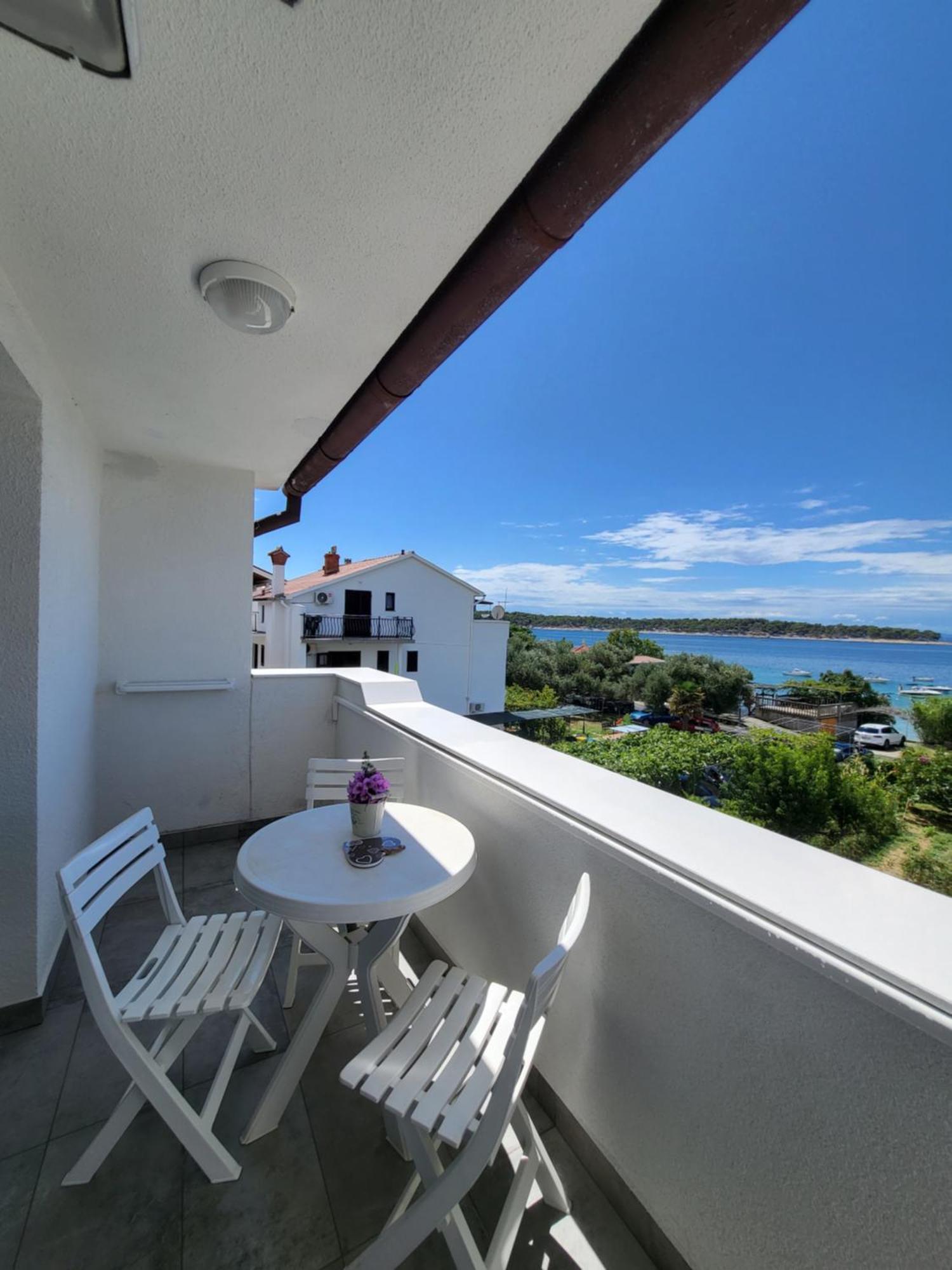 Apartments & Rooms Fam Ribaric Banjol Bagian luar foto