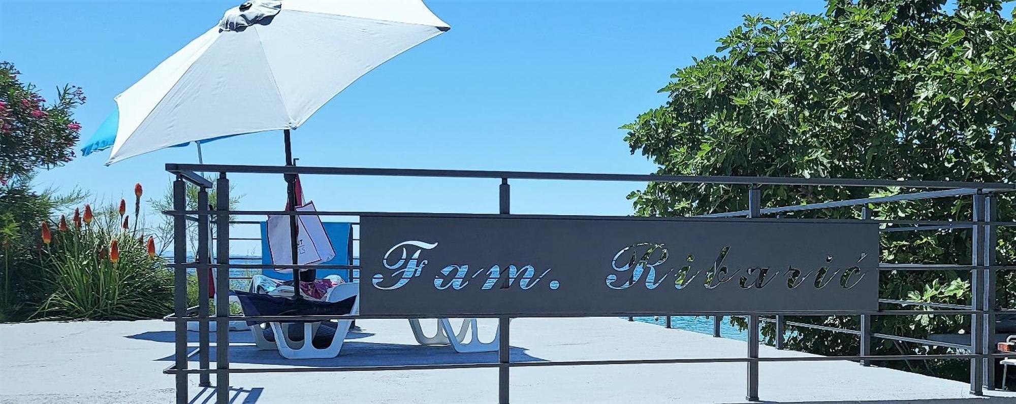Apartments & Rooms Fam Ribaric Banjol Bagian luar foto
