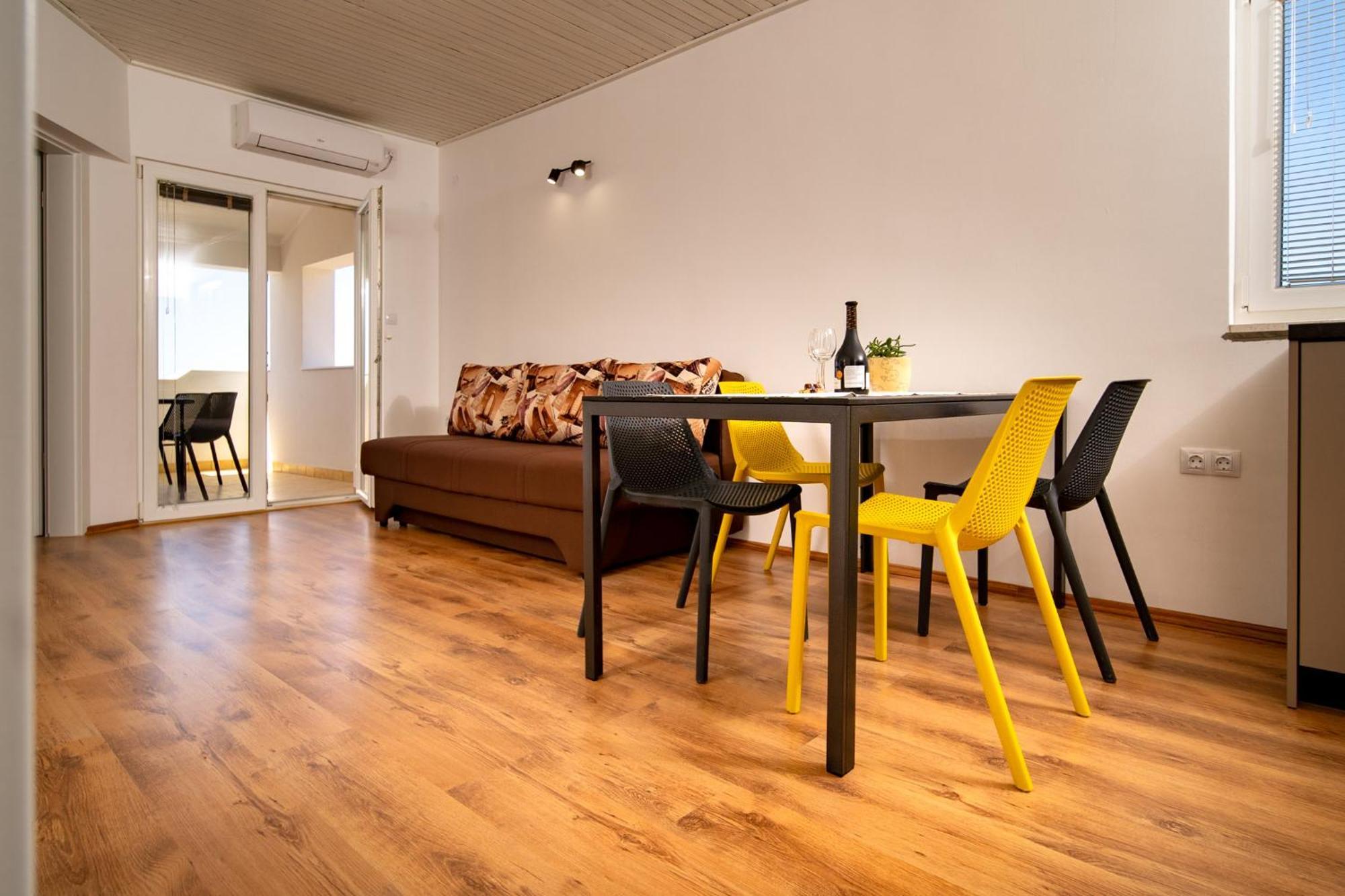 Apartments & Rooms Fam Ribaric Banjol Bagian luar foto
