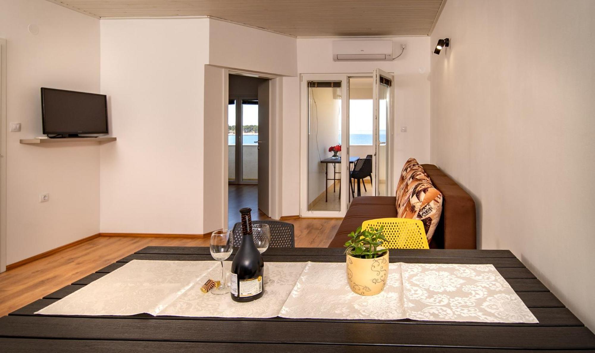 Apartments & Rooms Fam Ribaric Banjol Bagian luar foto