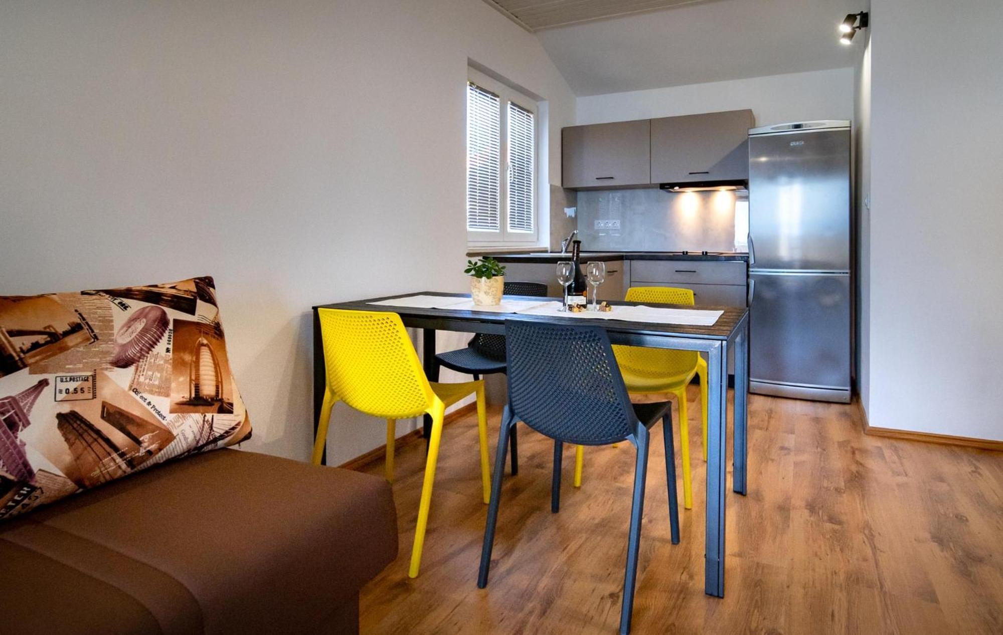 Apartments & Rooms Fam Ribaric Banjol Bagian luar foto