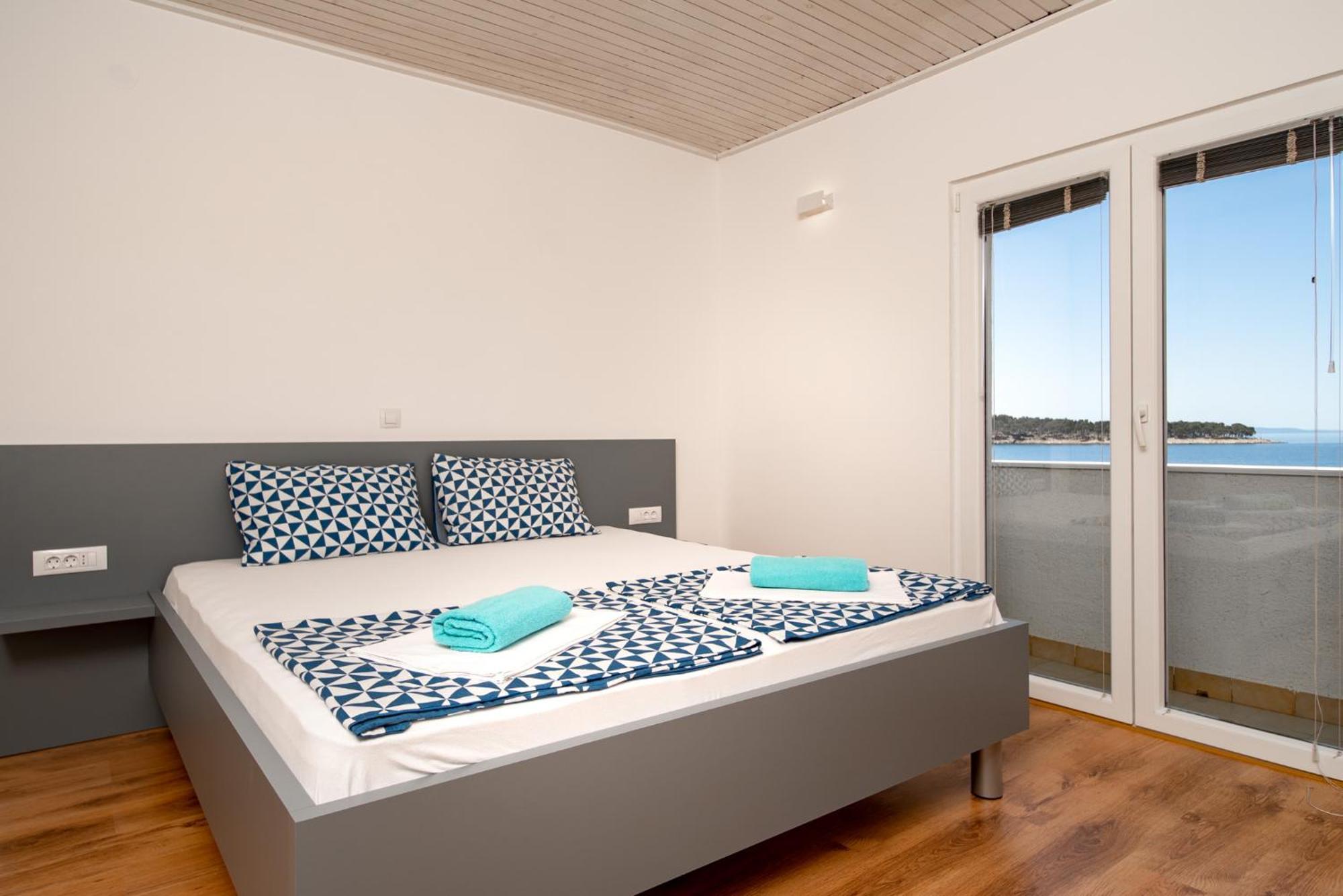 Apartments & Rooms Fam Ribaric Banjol Bagian luar foto