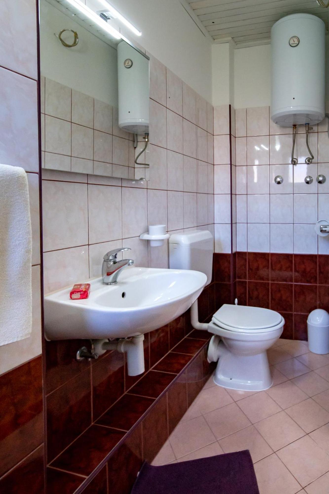 Apartments & Rooms Fam Ribaric Banjol Bagian luar foto