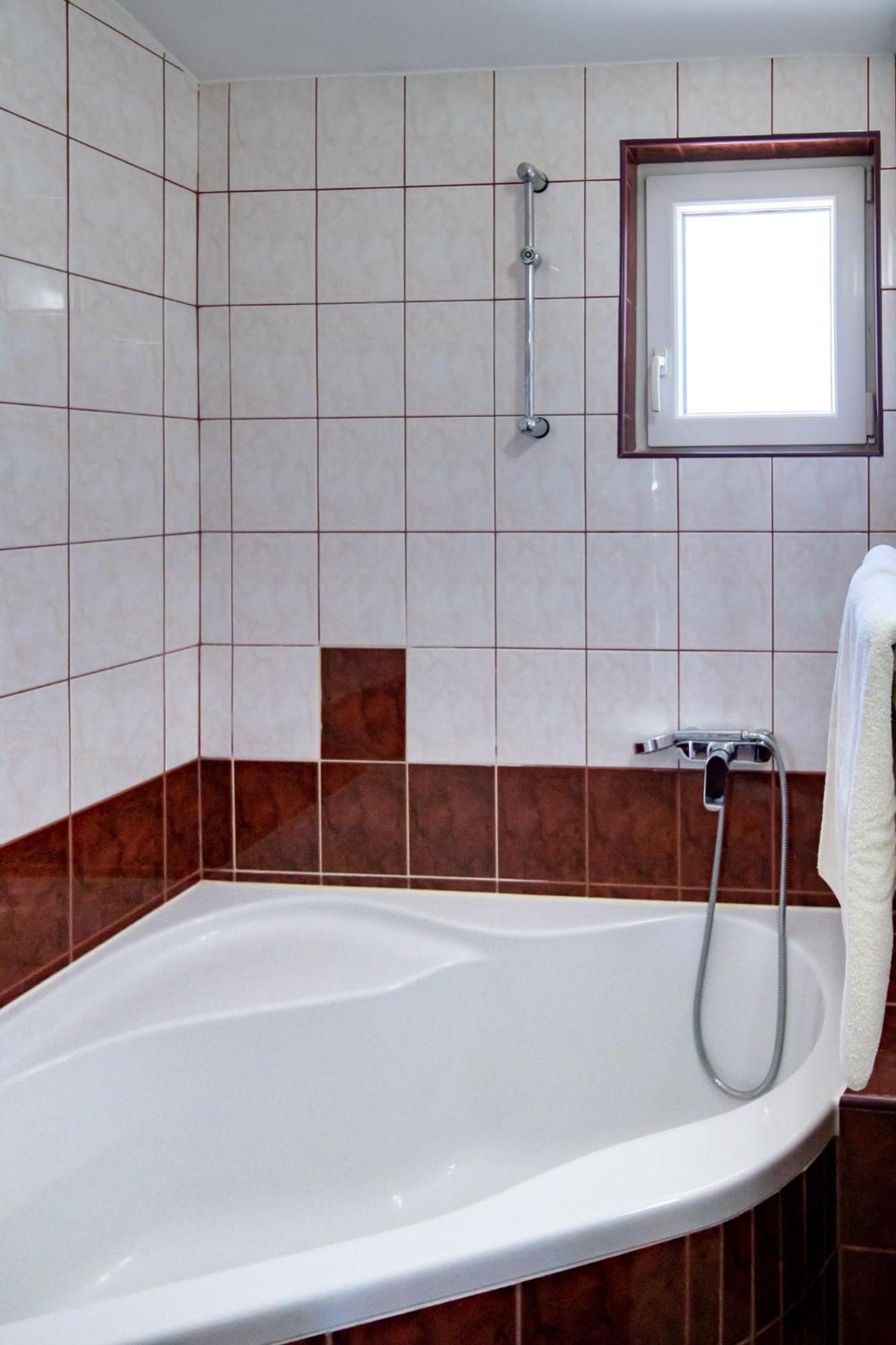 Apartments & Rooms Fam Ribaric Banjol Bagian luar foto