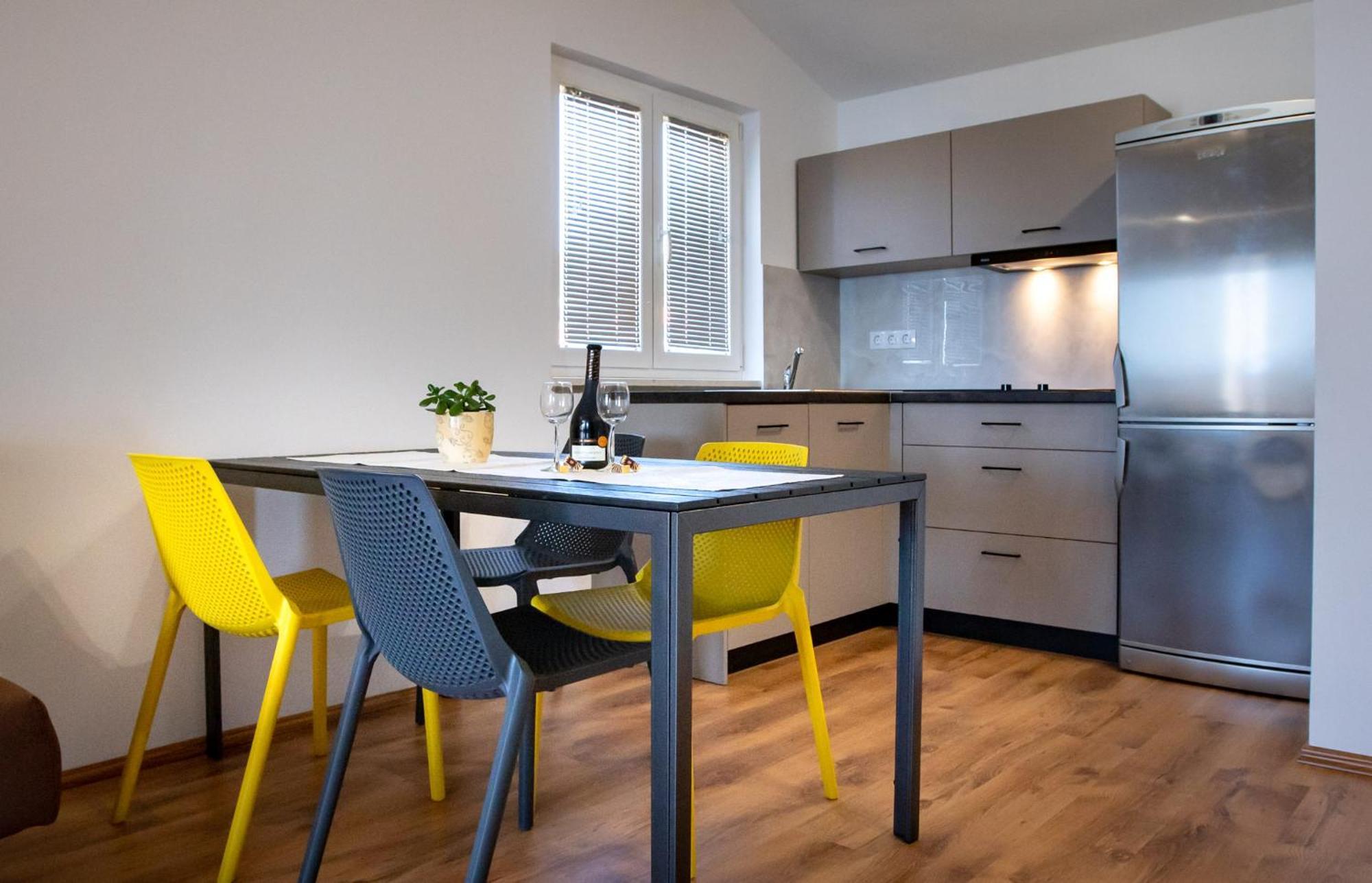 Apartments & Rooms Fam Ribaric Banjol Bagian luar foto