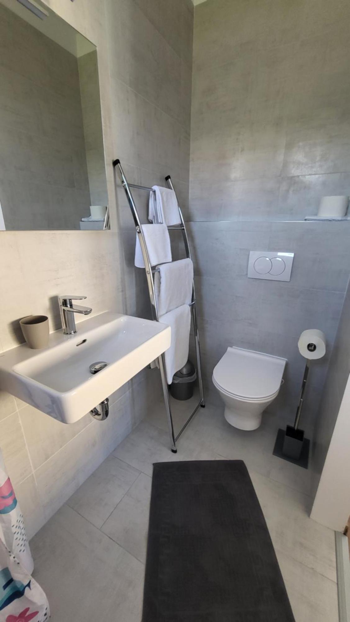 Apartments & Rooms Fam Ribaric Banjol Bagian luar foto