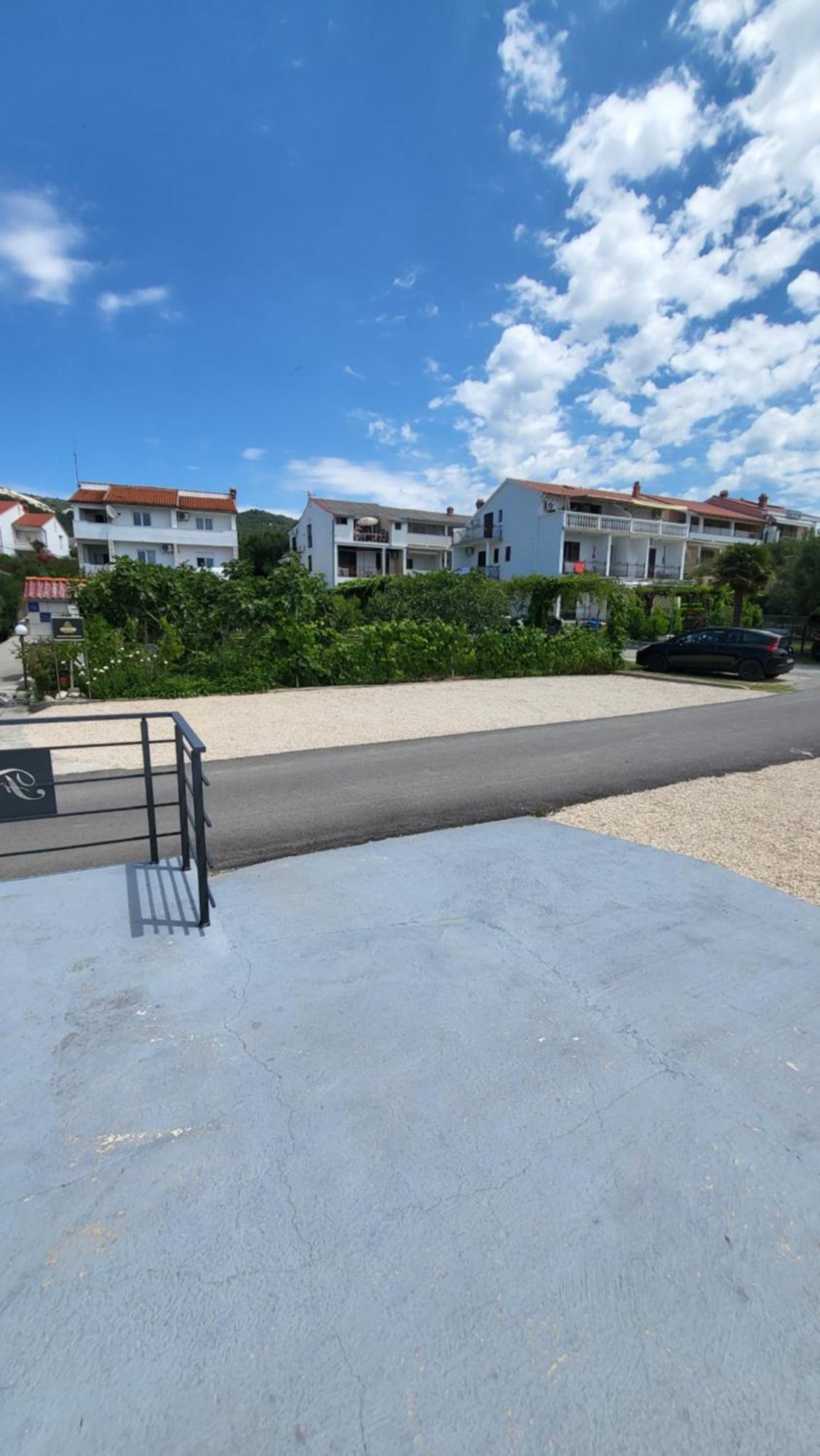 Apartments & Rooms Fam Ribaric Banjol Bagian luar foto