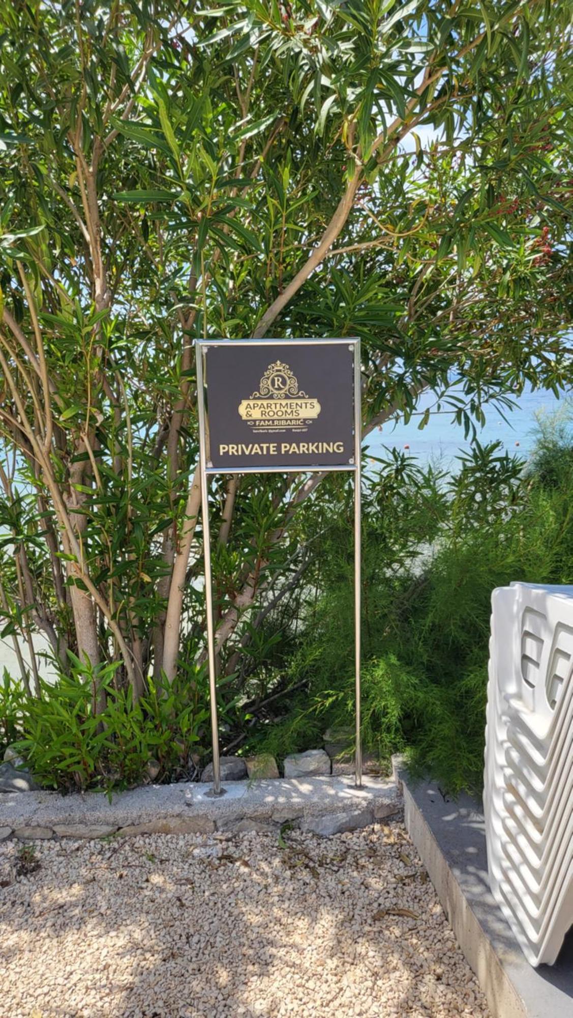 Apartments & Rooms Fam Ribaric Banjol Bagian luar foto