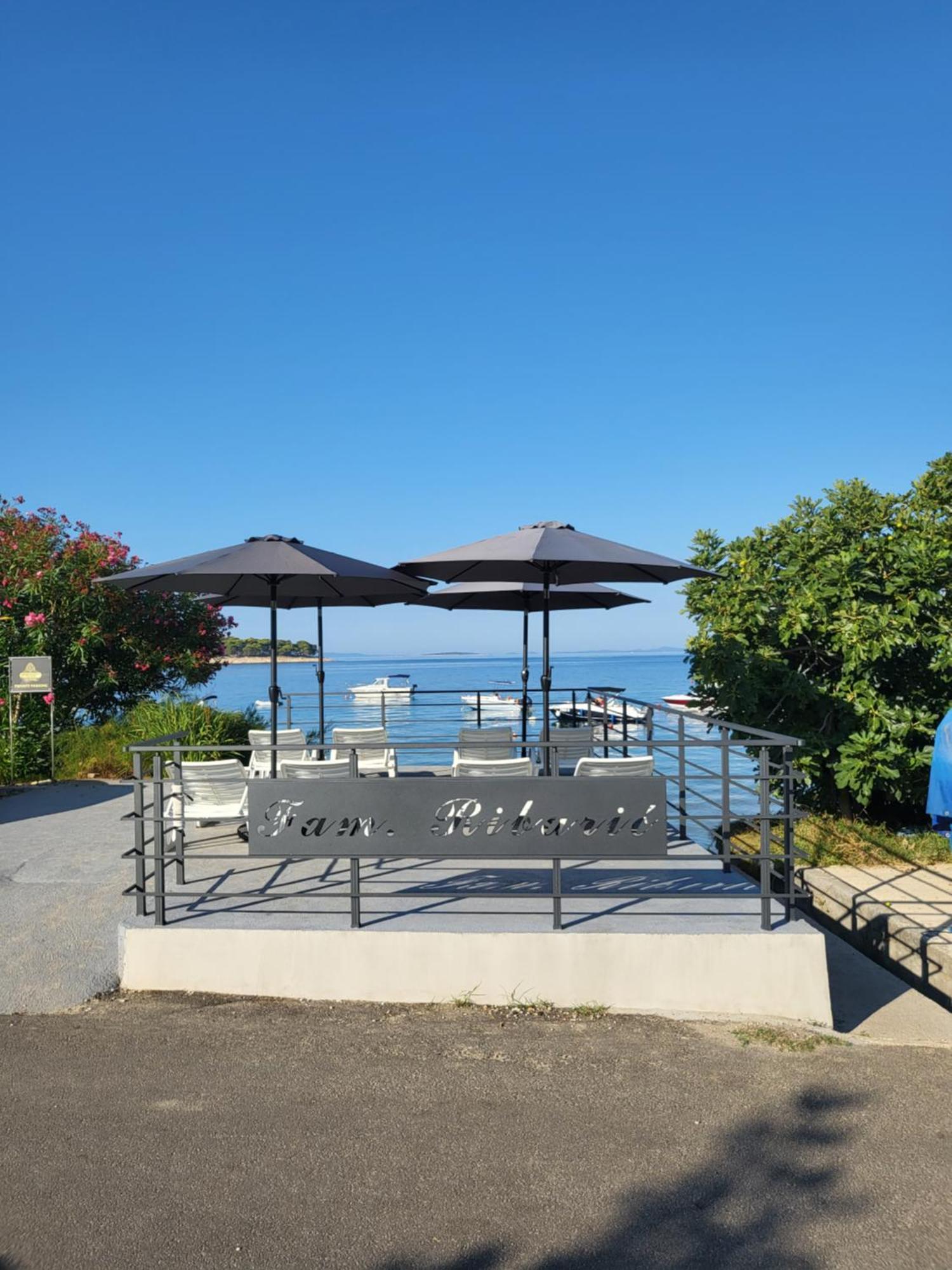 Apartments & Rooms Fam Ribaric Banjol Bagian luar foto