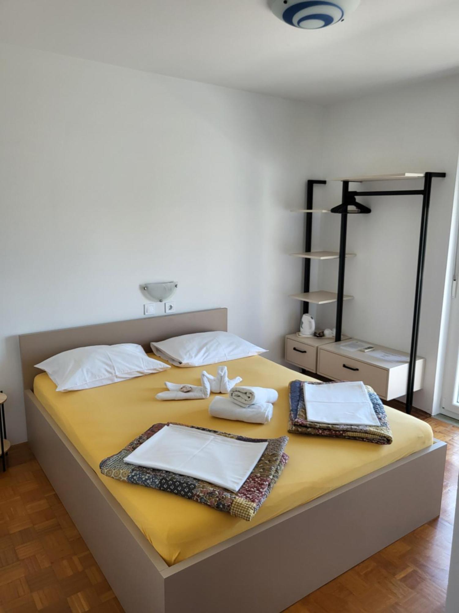 Apartments & Rooms Fam Ribaric Banjol Bagian luar foto