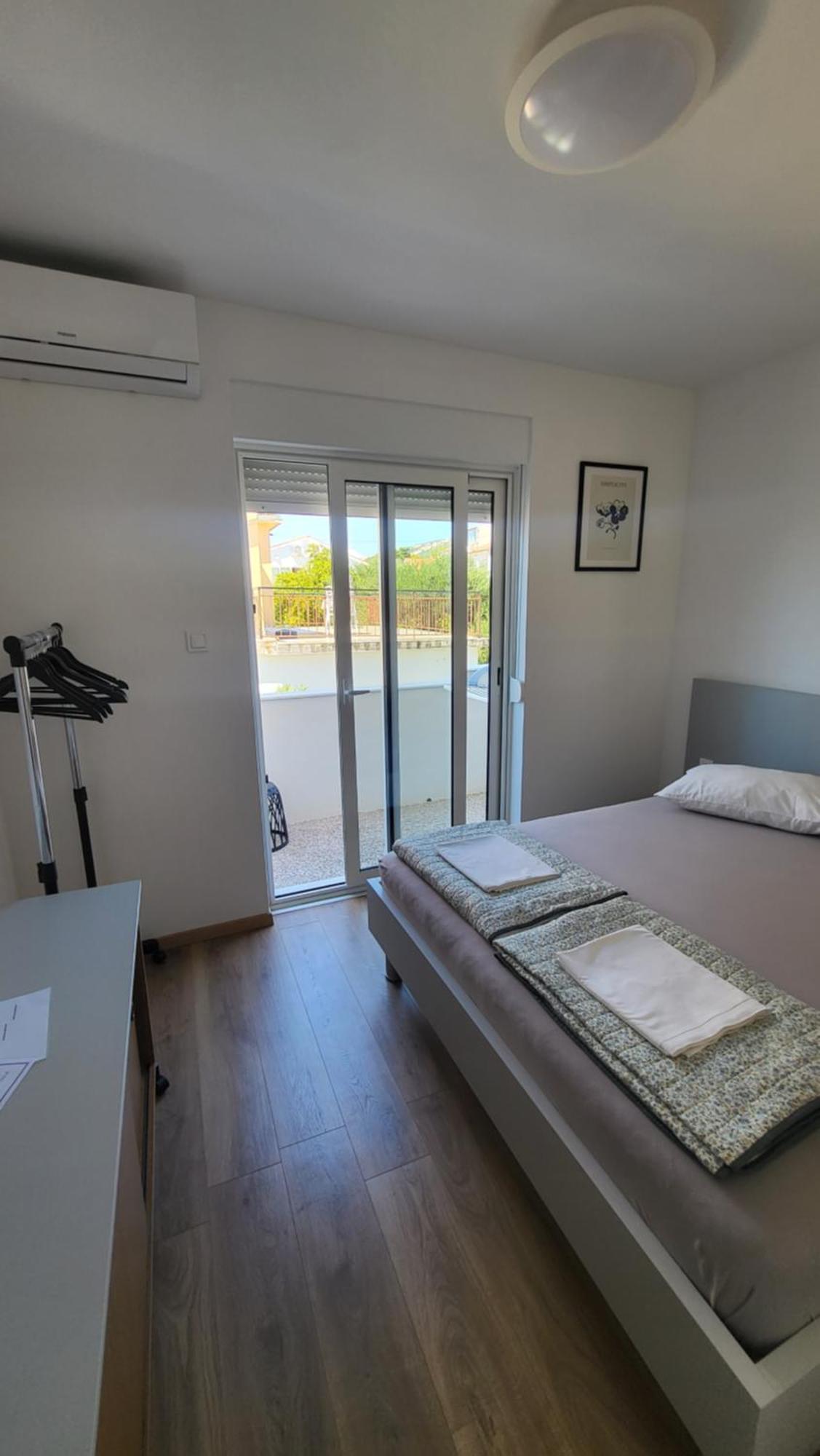 Apartments & Rooms Fam Ribaric Banjol Bagian luar foto