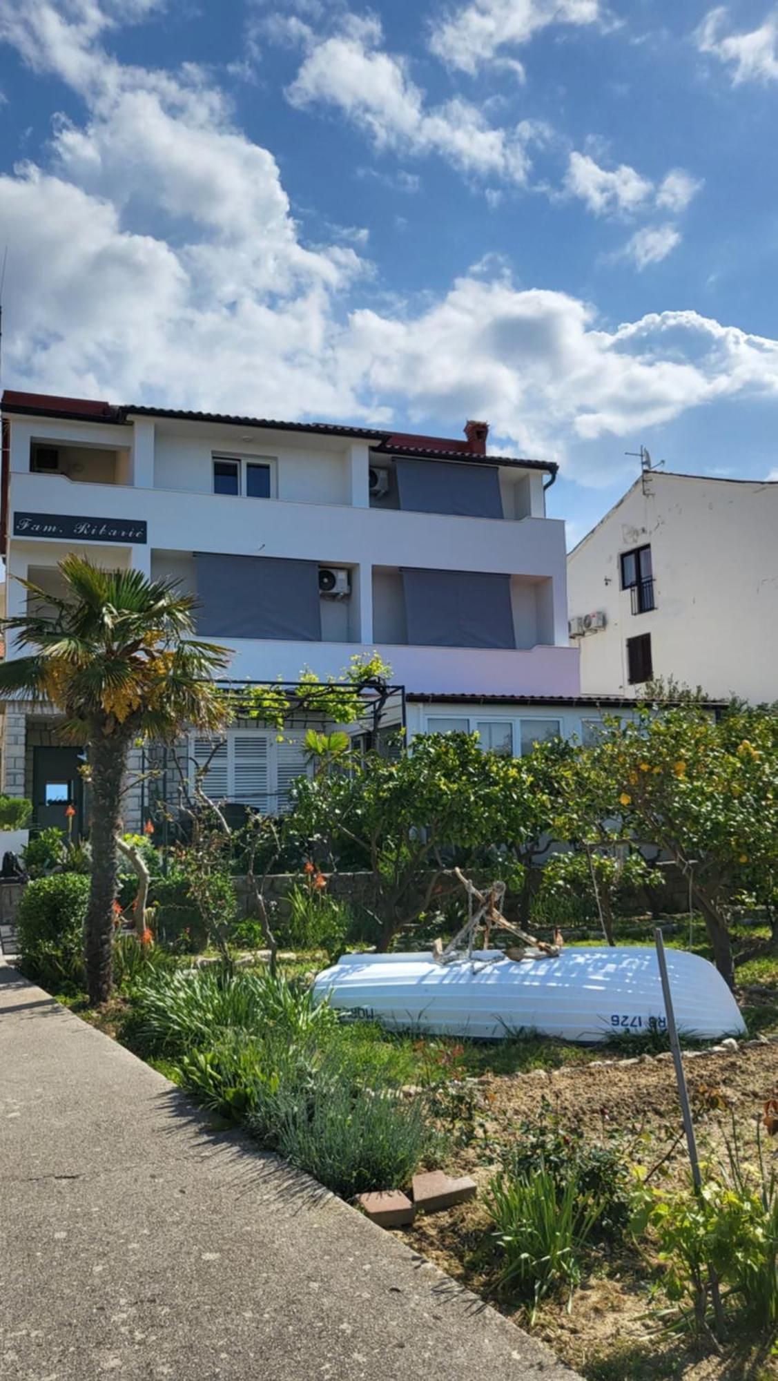 Apartments & Rooms Fam Ribaric Banjol Bagian luar foto