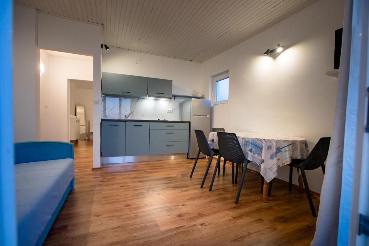 Apartments & Rooms Fam Ribaric Banjol Bagian luar foto