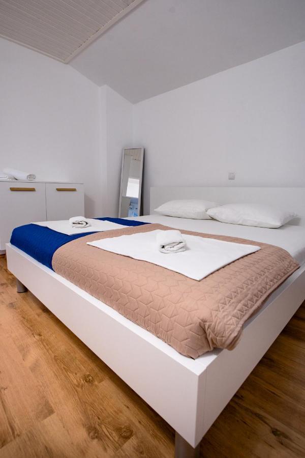 Apartments & Rooms Fam Ribaric Banjol Bagian luar foto