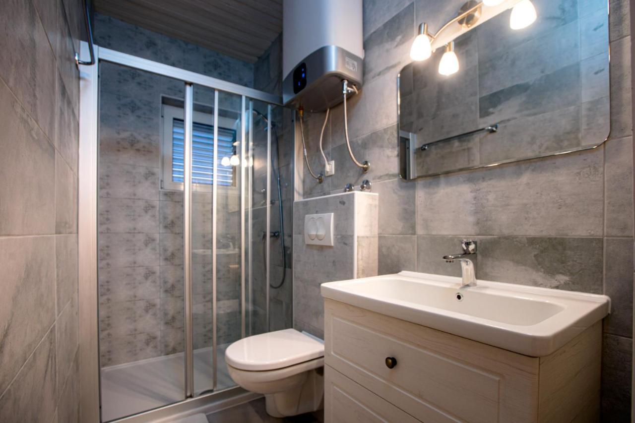 Apartments & Rooms Fam Ribaric Banjol Bagian luar foto