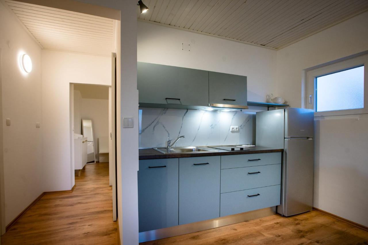 Apartments & Rooms Fam Ribaric Banjol Bagian luar foto