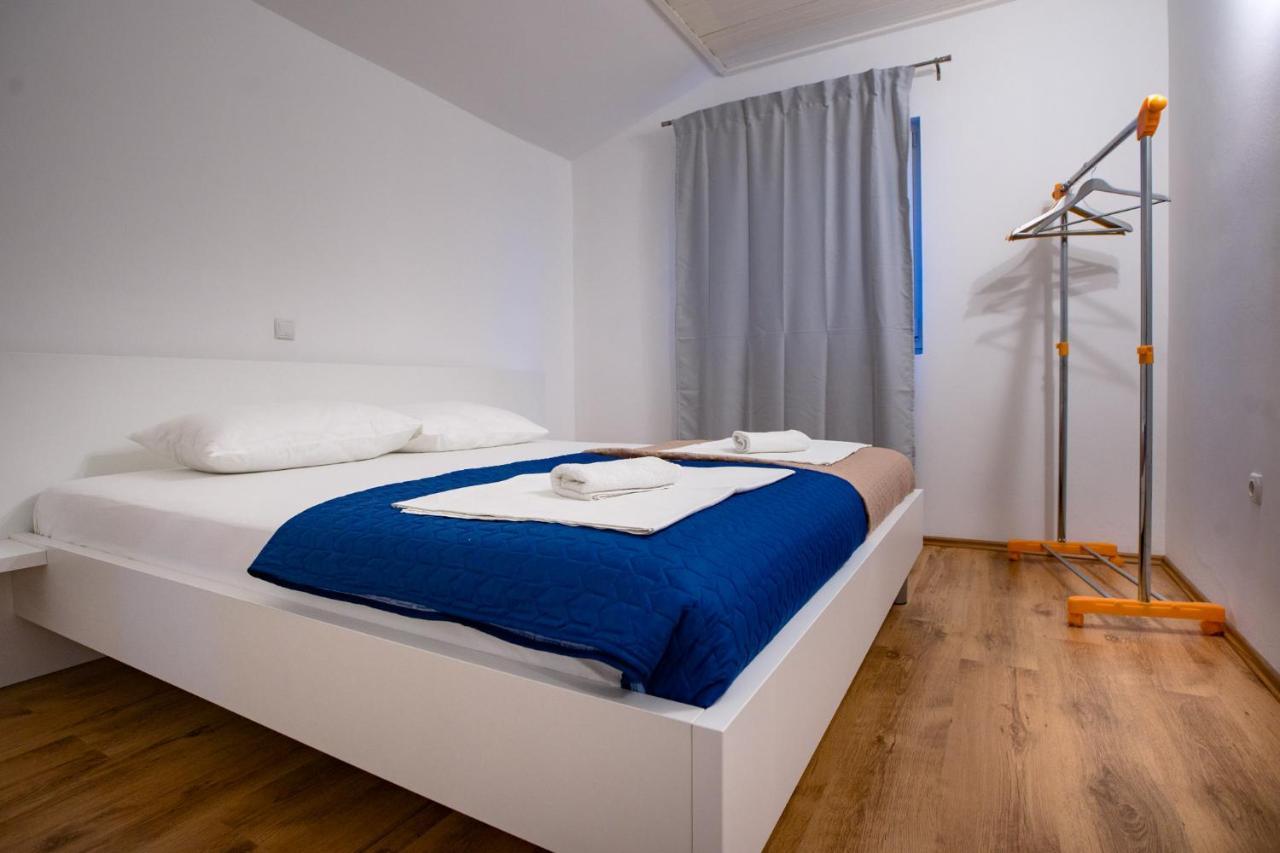 Apartments & Rooms Fam Ribaric Banjol Bagian luar foto
