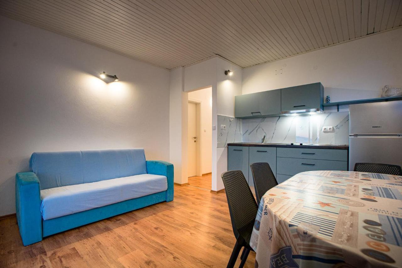 Apartments & Rooms Fam Ribaric Banjol Bagian luar foto